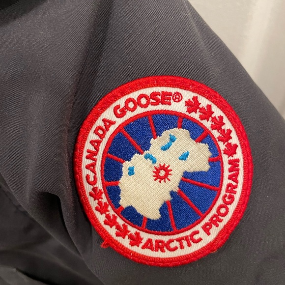 Authentic Navy Canada Goose Jacket Women - Picture 4 of 10